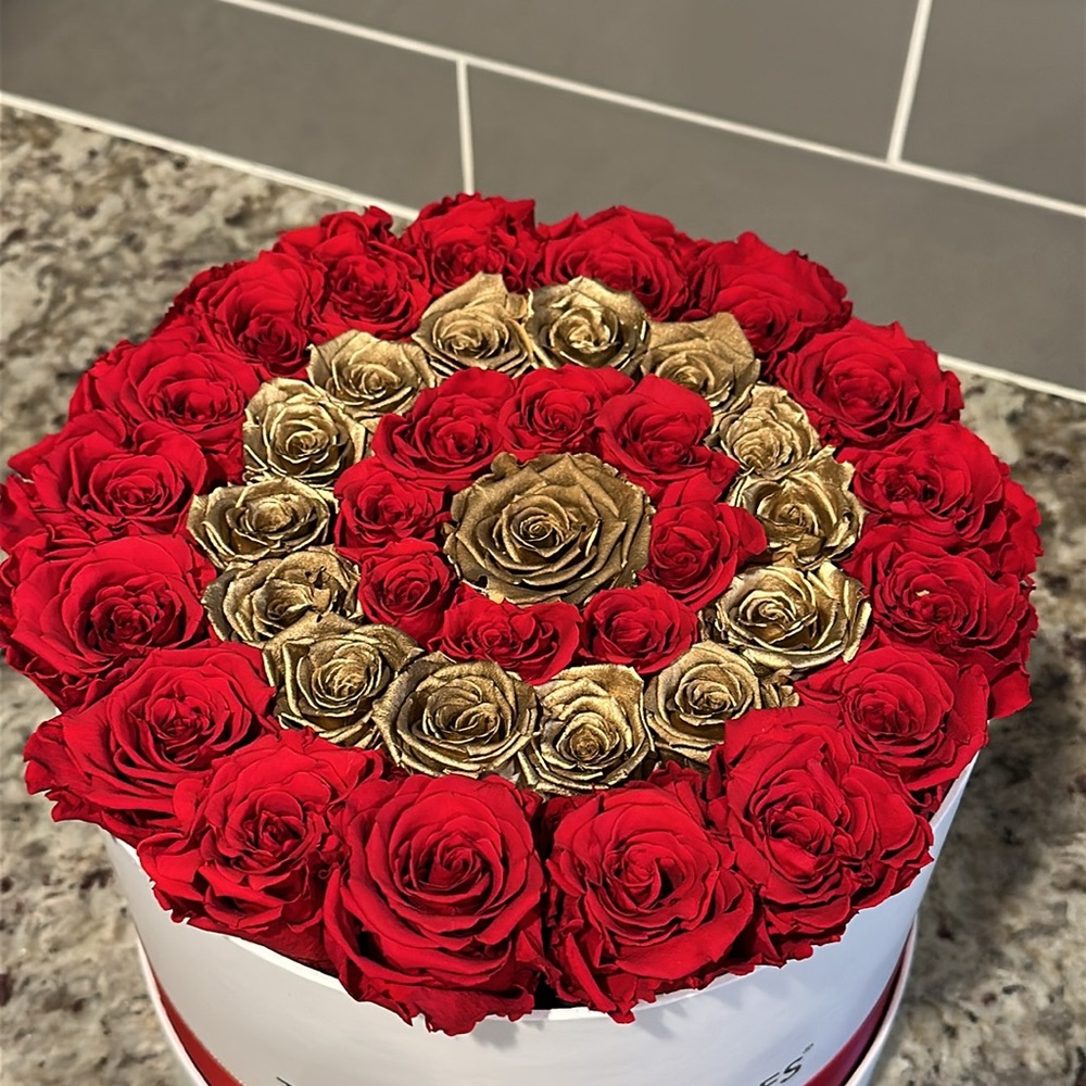 The Million Roses Red & Gold Roses - Picture 5 of 6